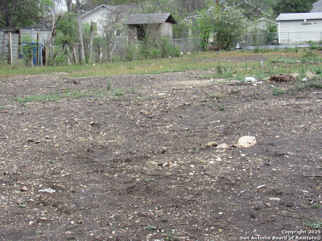 Listing photo id 2 for 2901 Saunders S