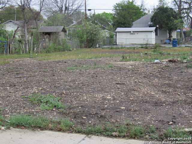 Listing photo id 3 for 2901 Saunders S