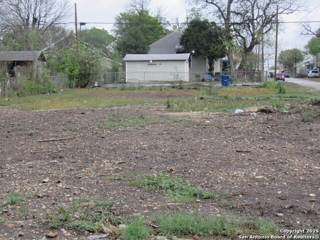 Listing photo id 5 for 2901 Saunders S