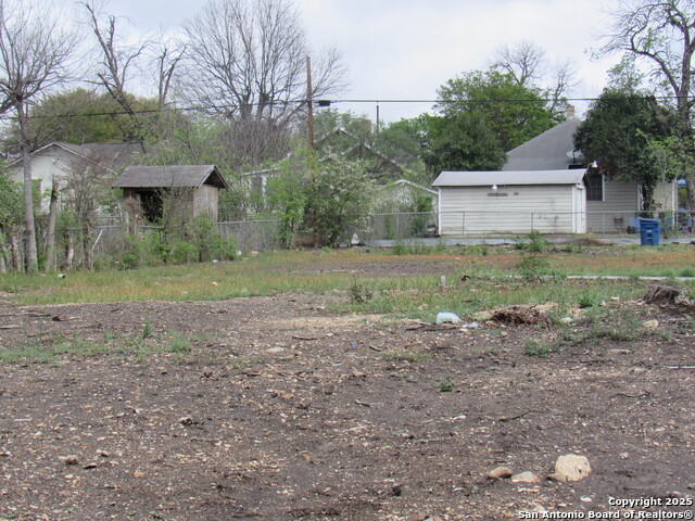 Listing photo id 6 for 2901 Saunders S