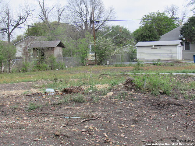 Listing photo id 7 for 2901 Saunders S