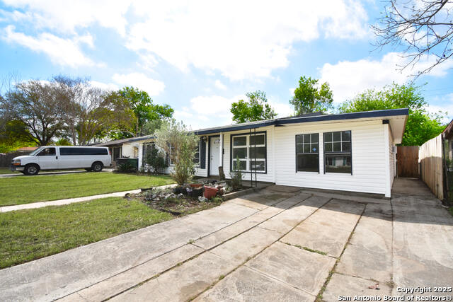Listing photo id 1 for 466 E Palfrey