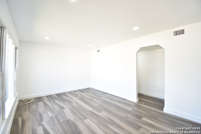 Listing photo id 2 for 466 E Palfrey