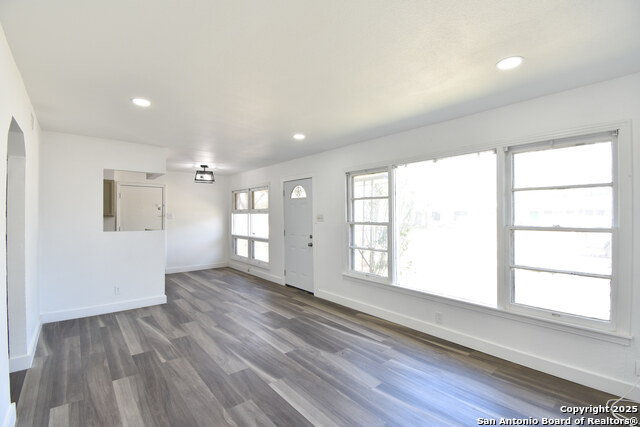 Listing photo id 3 for 466 E Palfrey
