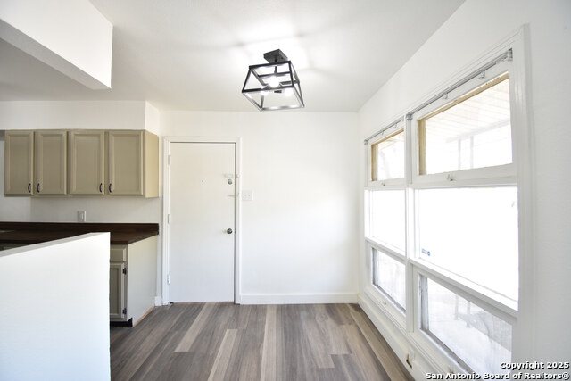 Listing photo id 4 for 466 E Palfrey