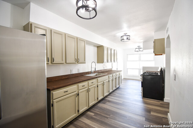 Listing photo id 6 for 466 E Palfrey