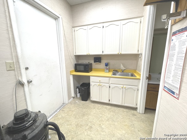 Listing photo id 31 for 4300 Sunshadow St