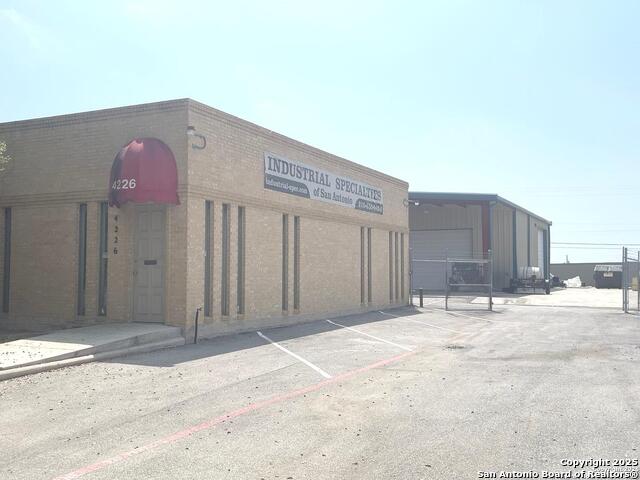 Listing photo id 2 for 4300 Sunshadow St