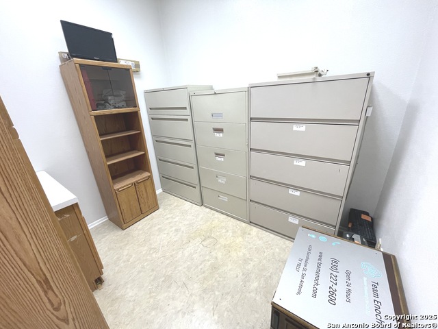 Listing photo id 40 for 4300 Sunshadow St