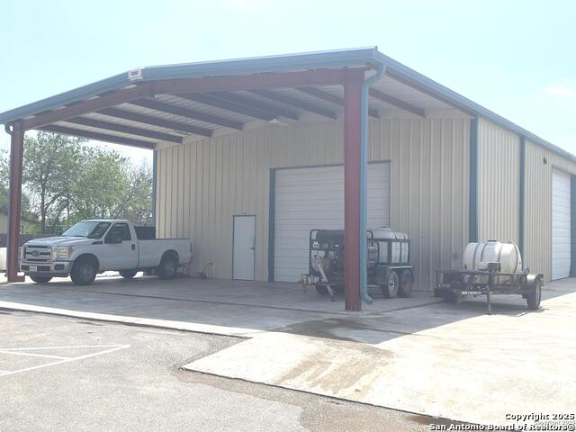 Listing photo id 49 for 4300 Sunshadow St