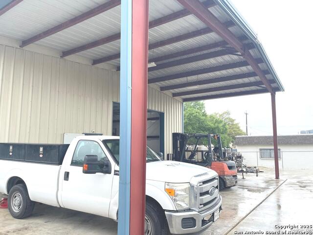 Listing photo id 51 for 4300 Sunshadow St