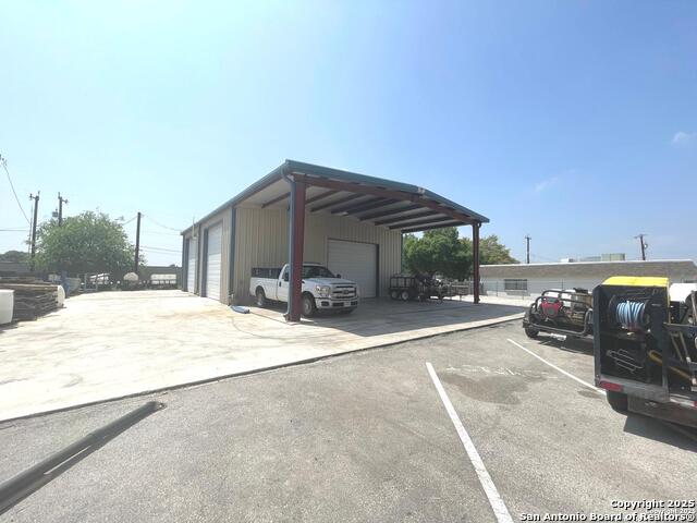 Listing photo id 54 for 4300 Sunshadow St