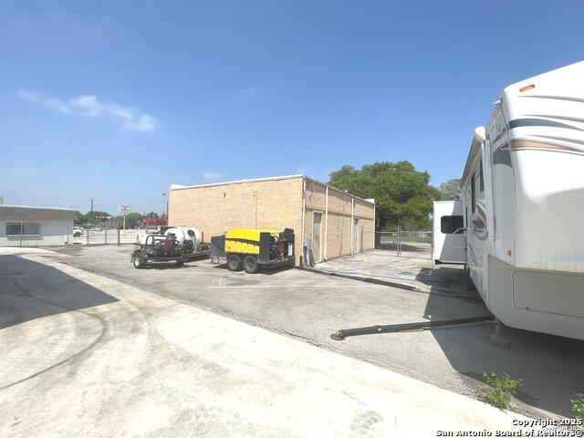 Listing photo id 55 for 4300 Sunshadow St