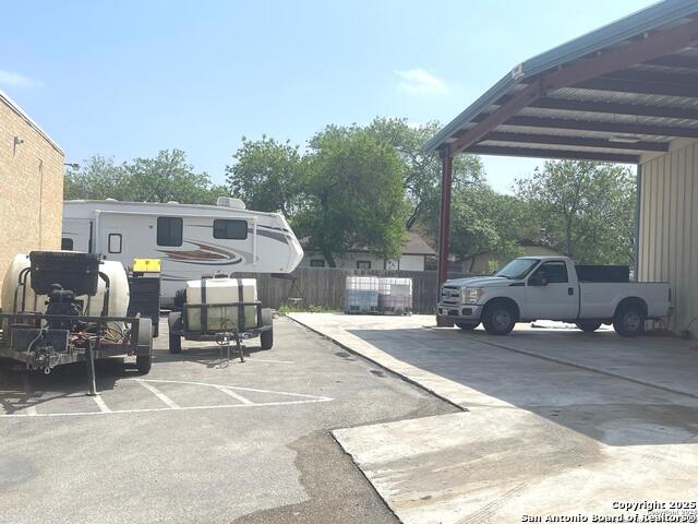 Listing photo id 56 for 4300 Sunshadow St