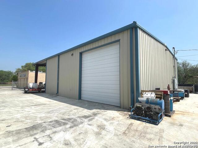 Listing photo id 59 for 4300 Sunshadow St