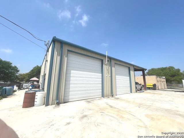 Listing photo id 61 for 4300 Sunshadow St