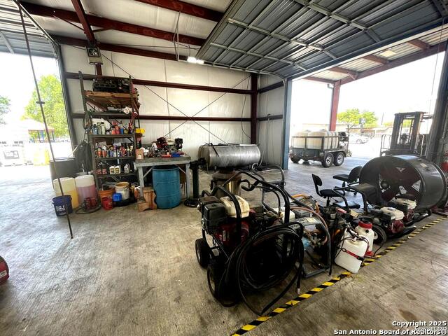 Listing photo id 63 for 4300 Sunshadow St
