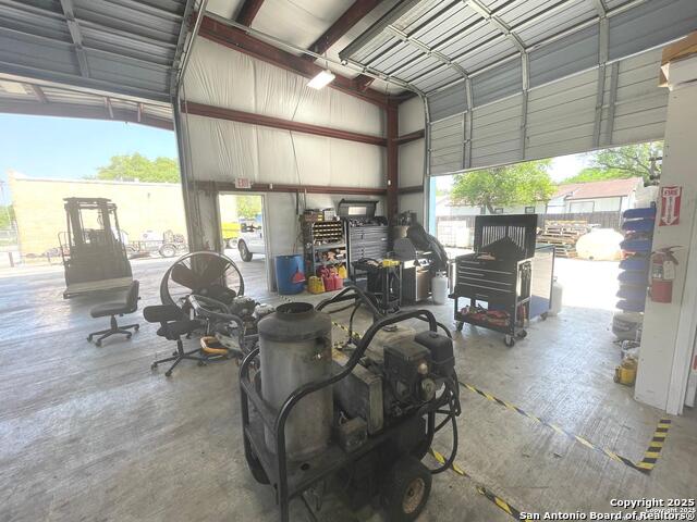Listing photo id 64 for 4300 Sunshadow St