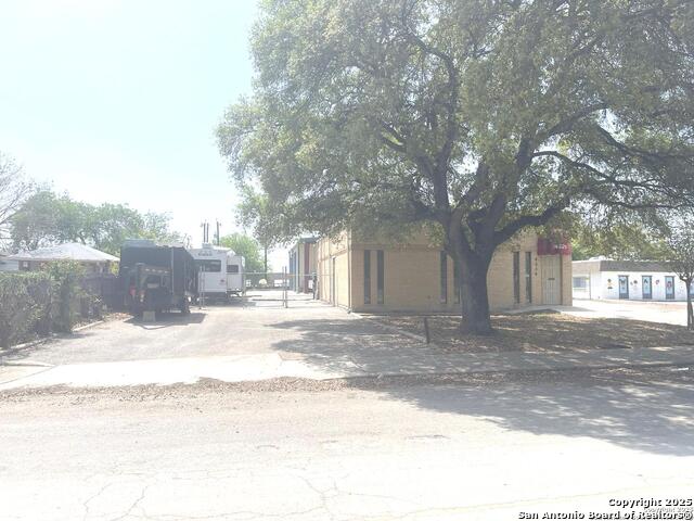 Listing photo id 5 for 4300 Sunshadow St