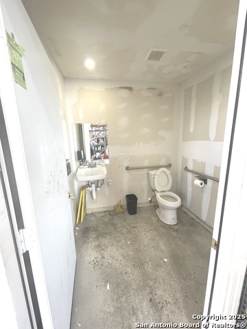 Listing photo id 72 for 4300 Sunshadow St