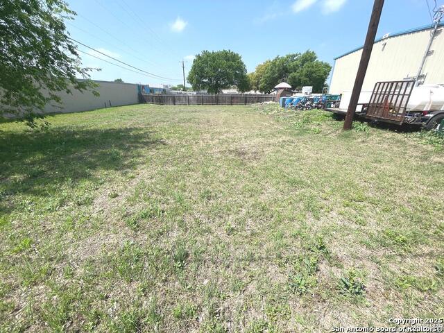Listing photo id 76 for 4300 Sunshadow St