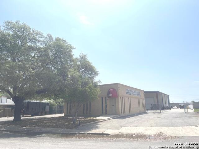 Listing photo id 6 for 4300 Sunshadow St