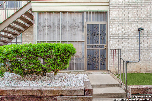 Image 2 of 12 For 165 Rampart Dr W 1203