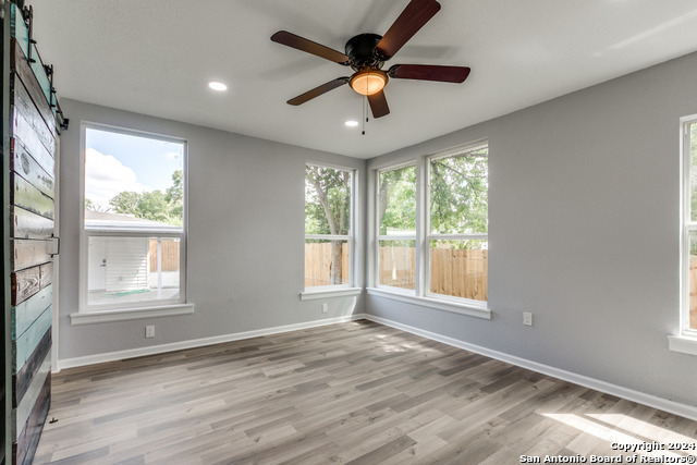 Listing photo id 11 for 259 Drake Ave