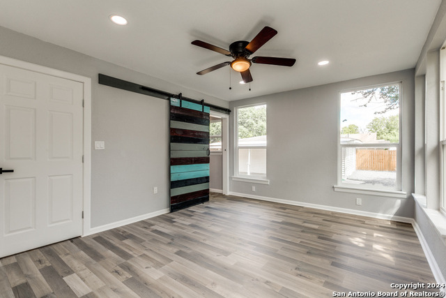 Listing photo id 13 for 259 Drake Ave