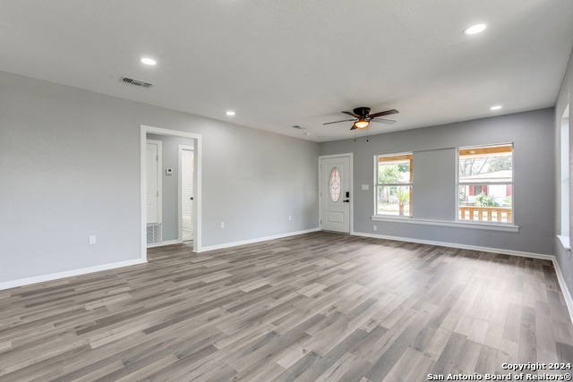 Listing photo id 2 for 259 Drake Ave
