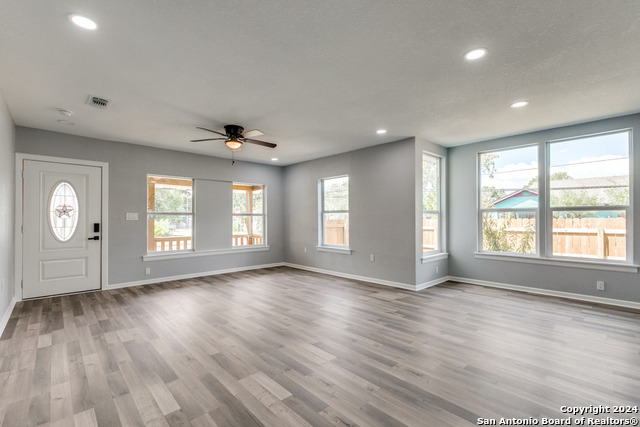 Listing photo id 3 for 259 Drake Ave