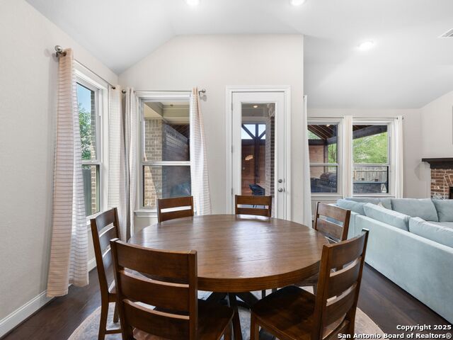 Listing photo id 10 for 997 Carriage Loop