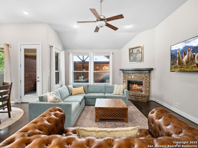 Listing photo id 13 for 997 Carriage Loop