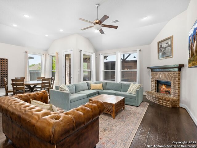 Listing photo id 14 for 997 Carriage Loop