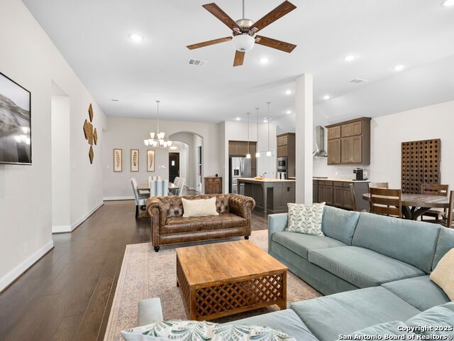 Listing photo id 15 for 997 Carriage Loop