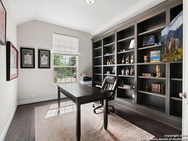 Listing photo id 1 for 997 Carriage Loop