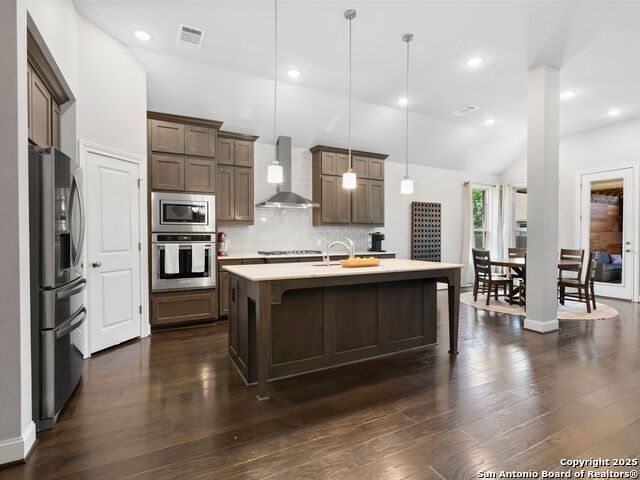 Listing photo id 7 for 997 Carriage Loop