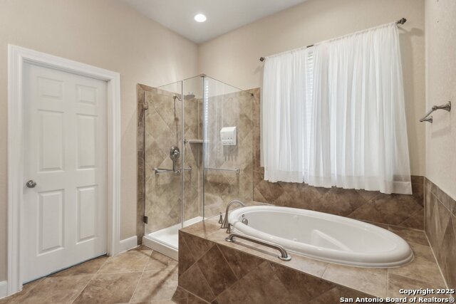 Listing photo id 31 for 18007 Maui Sands