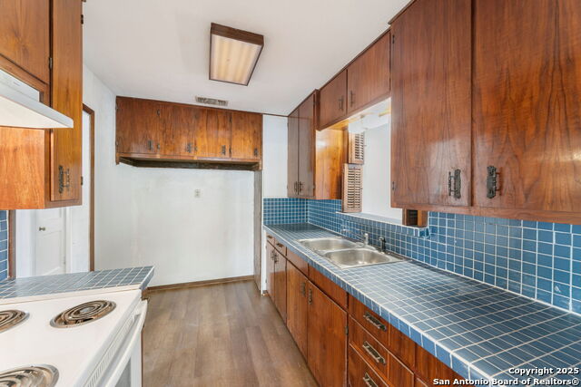 Listing photo id 10 for 2804 Avenue I