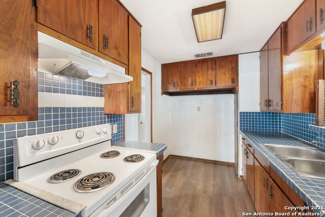Listing photo id 11 for 2804 Avenue I
