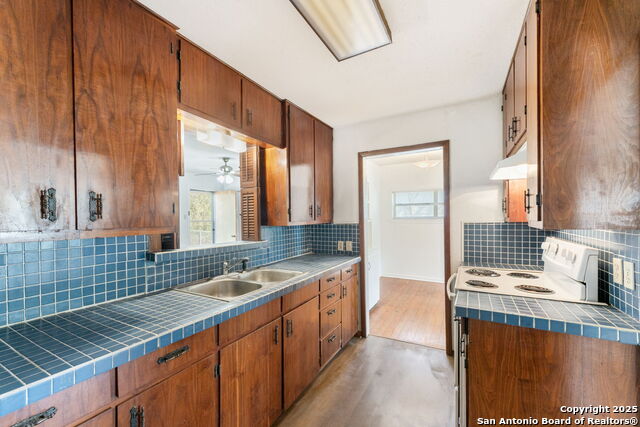 Listing photo id 12 for 2804 Avenue I