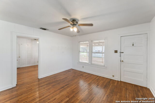 Listing photo id 17 for 2804 Avenue I
