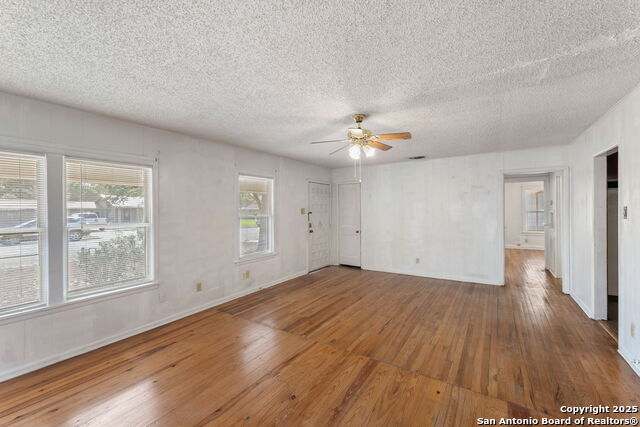 Listing photo id 6 for 2804 Avenue I