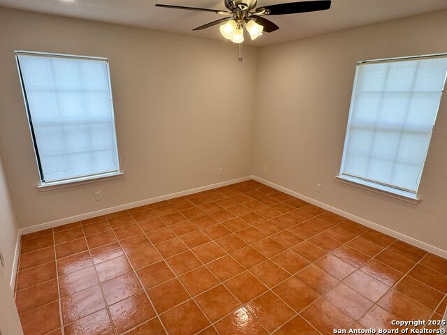 Listing photo id 9 for 136 Lakeview Trace