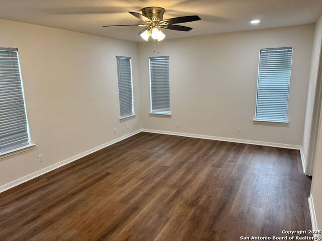 Listing photo id 11 for 136 Lakeview Trace