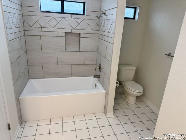 Listing photo id 14 for 136 Lakeview Trace