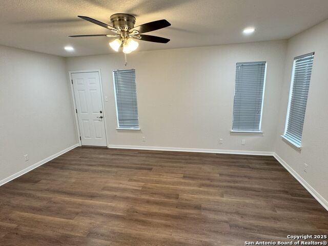 Listing photo id 15 for 136 Lakeview Trace