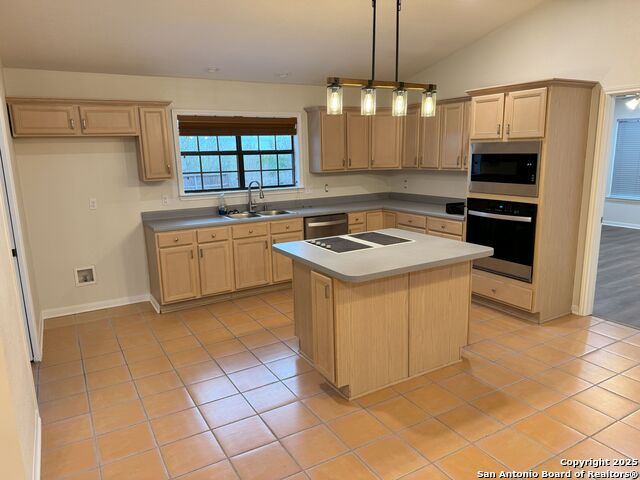 Listing photo id 1 for 136 Lakeview Trace