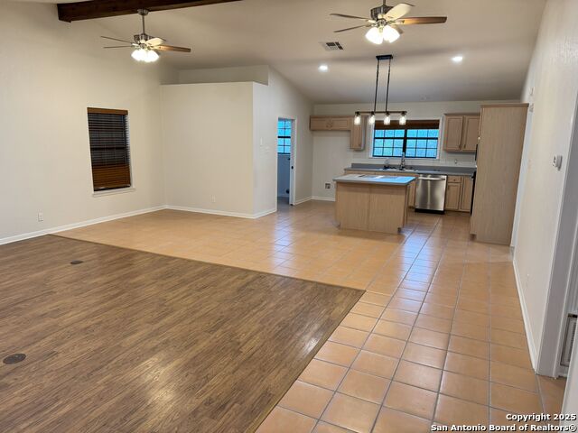 Listing photo id 4 for 136 Lakeview Trace