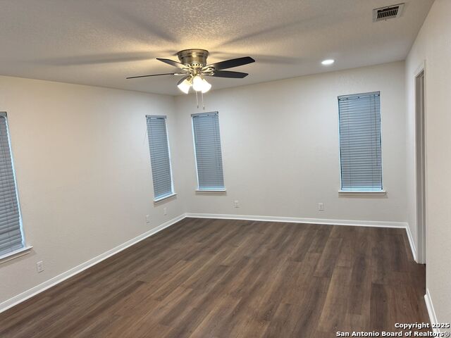 Listing photo id 6 for 136 Lakeview Trace